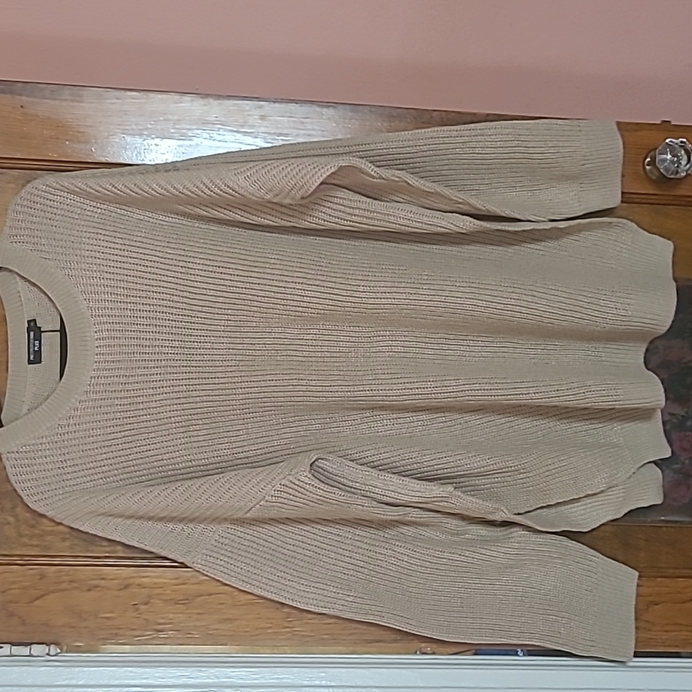 Round neck knit sweater with side slits